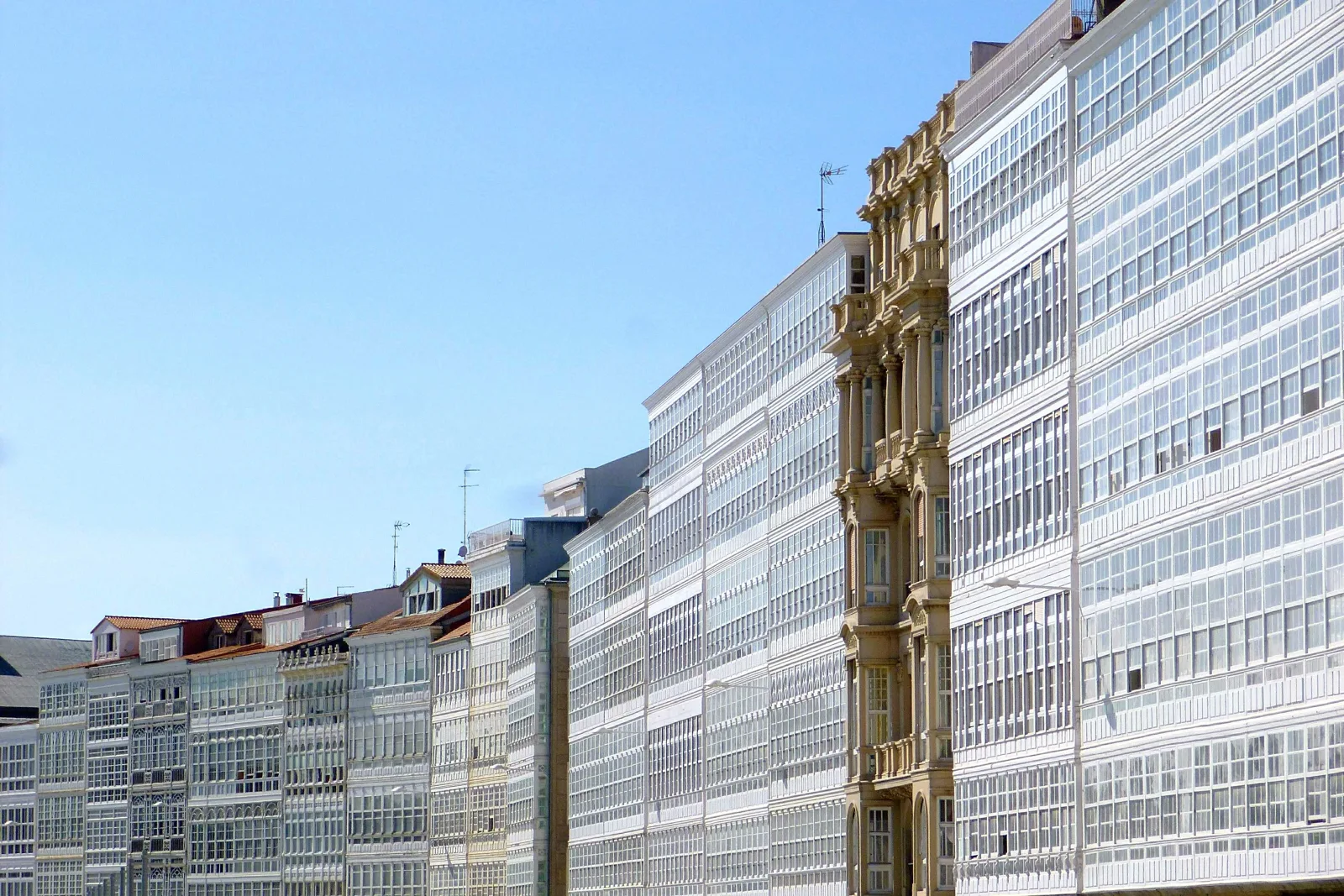 Galerías acristaladas de la avenida de la Marina, en A Coruña