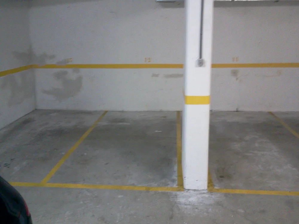 la plaza por delante